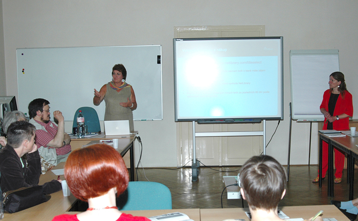 Paní Zuzana Helinsky během přednášky.